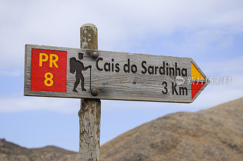 参观大西洋的马德拉岛。在蓬塔de s<s:1> o loureno徒步旅行。指向岛东部撒丁岛Cais do Sardinha的路标，徒步编号为pr8。